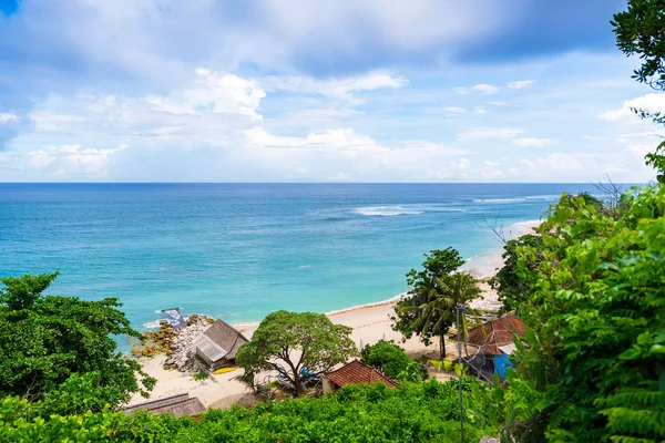Tropiska seascape strandlinjen med hus — Stockfoto
