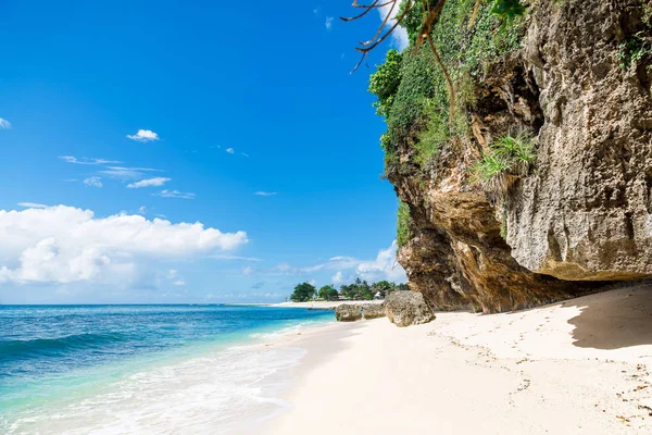 Tropical seascape shoreline at daytime — Stock Photo, Image