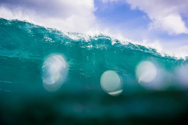 Grande onda do mar sob céu nublado — Fotografia de Stock