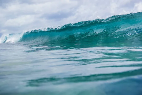 曇り空の下で大きい海の波 — ストック写真