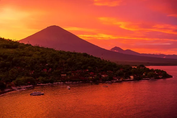 Sunset out of mountains with shoreline — Stock Photo, Image