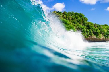 büyük deniz dalga mavi gökyüzü altında