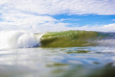 büyük deniz dalga bulutlu gökyüzü altında