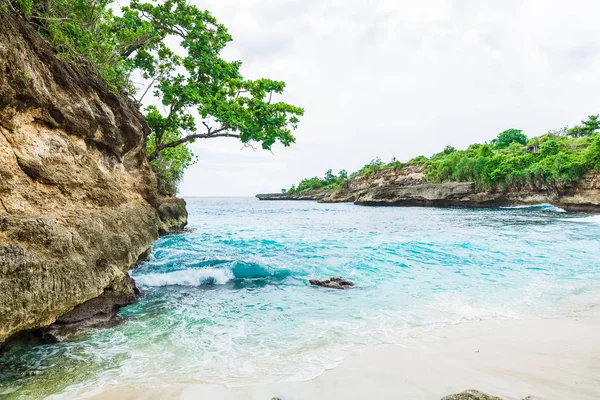 Tropiska seascape strandlinjen på dagtid — Stockfoto