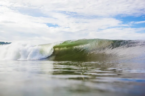 Grande vague de mer sous un ciel nuageux — Photo