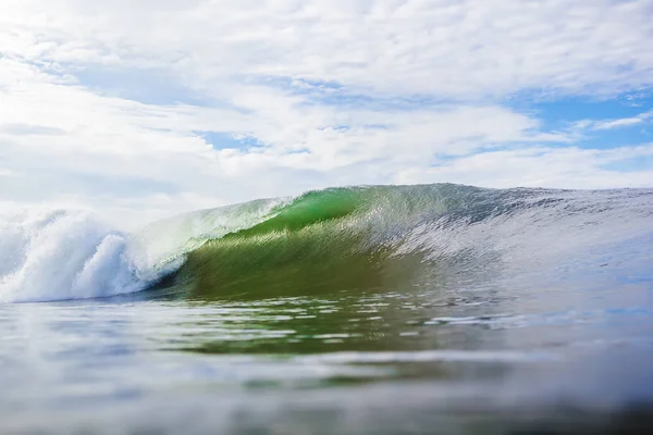 Grande vague de mer sous un ciel nuageux — Photo