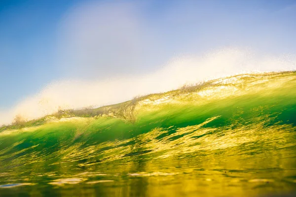 Gran ola de mar bajo el cielo azul —  Fotos de Stock