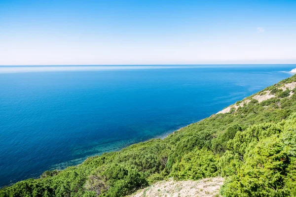 Maravilhosa paisagem com mar azul — Fotografia de Stock