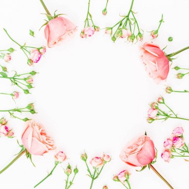 yuvarlak çerçeve içinde renkli çiçekler