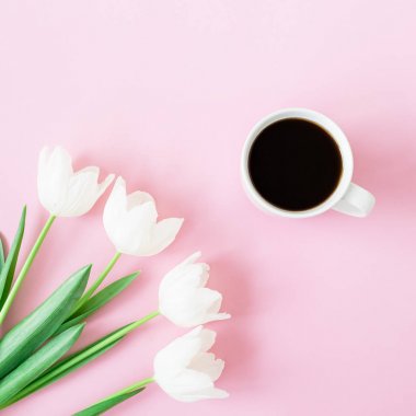 İhale Lale çiçek fincan kahve ile