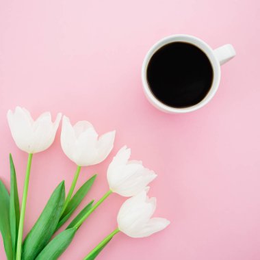 İhale Lale çiçek fincan kahve ile