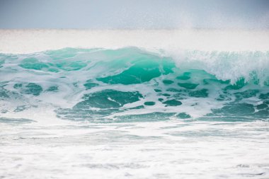 İnanılmaz büyük deniz dalga