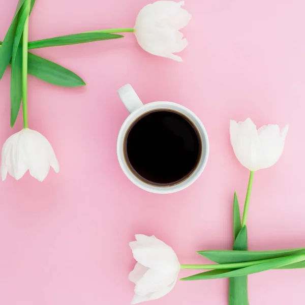 Flores tiernas de tulipán con taza de café — Foto de Stock