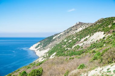 Kayalık okyanus kıyısında.