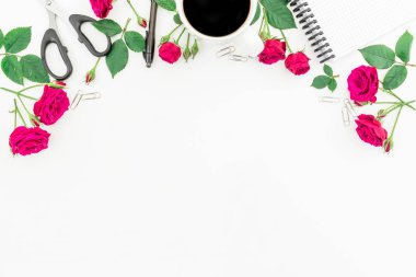 defter ve makas ile çiçekler