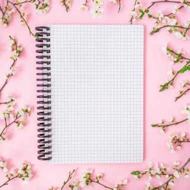 Bahar çiçeği çiçekleri ve not defteri