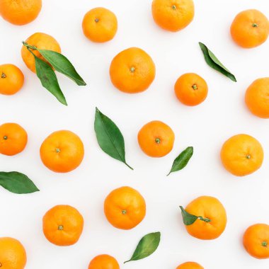 Beyaz yeşil yaprakları ile portakal