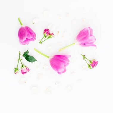 Beyaz arkaplanda güzel çiçekler