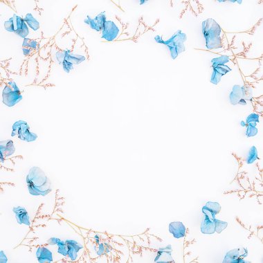 Mavi çiçekli çerçeve çiçek