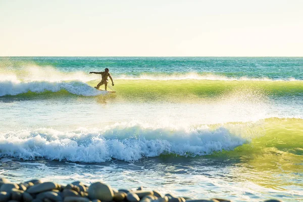 Surfer jazdy na idealne ocean fala — Zdjęcie stockowe