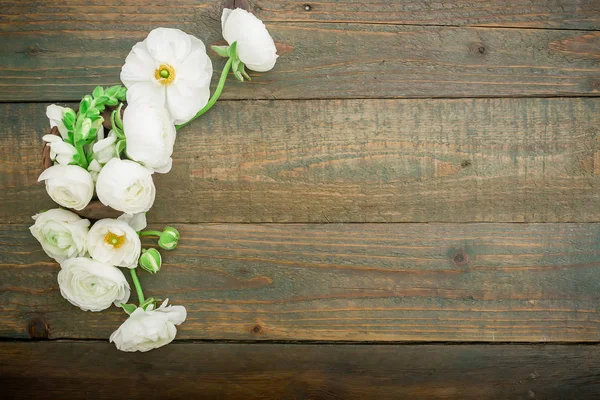 Flores brancas em fundo de madeira — Fotografia de Stock