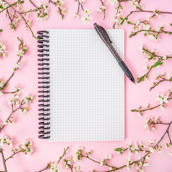 Flores con cuaderno y pluma — Foto de Stock