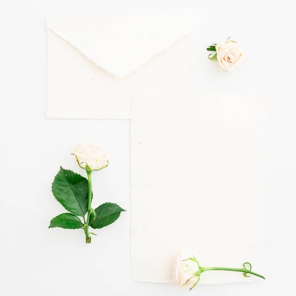 Flores blancas, sobre, papel — Foto de Stock