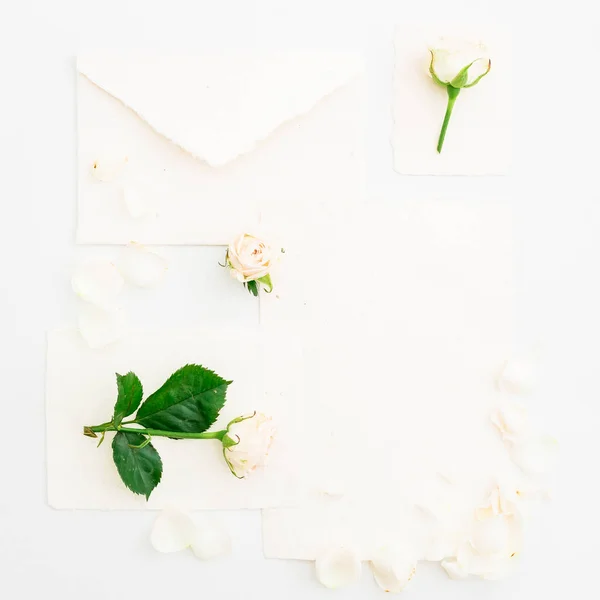 Vita blommor, kuvert, papper — Stockfoto
