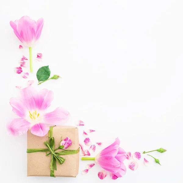 Tulipan różowy kwiaty i prezent — Zdjęcie stockowe