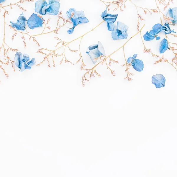Cadre floral avec fleurs bleues — Photo