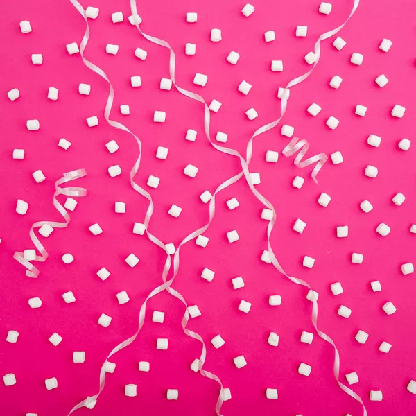 Зефир и ленты на розовом фоне . — стоковое фото