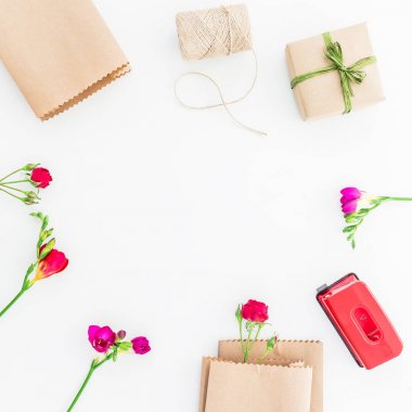 çiçekler ve sicim, kağıt, zımba