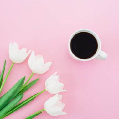  Lale çiçek ve kahve fincanı 