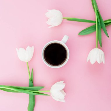  Lale ve siyah kahve fincanı 