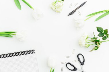 defter, kalem, makas, klipler ve laleler.