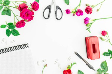 Defter, kalem, makas ile çalışma alanı