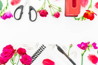 Defter, kalem, makas ile çalışma alanı