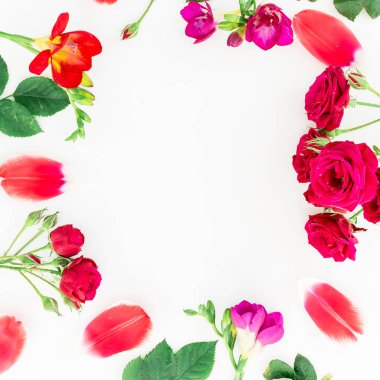 Gül, Lale yaprakları ve beyaz arka plan üzerinde frezya'lar yuvarlak çerçeve yaptı
