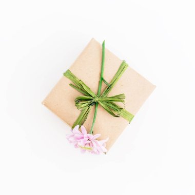 pembe çiçek ve hediye  