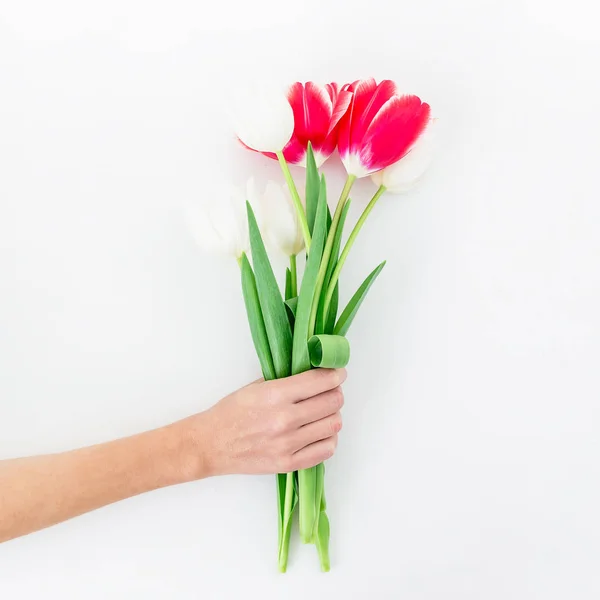 Hand met tulpen boeket — Stockfoto