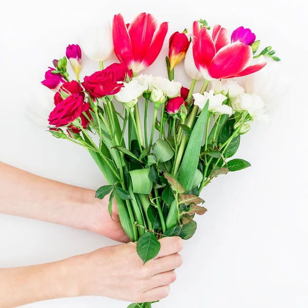 Mãos femininas segurando flores — Fotografia de Stock