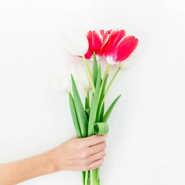 Hand met tulpen boeket — Stockfoto