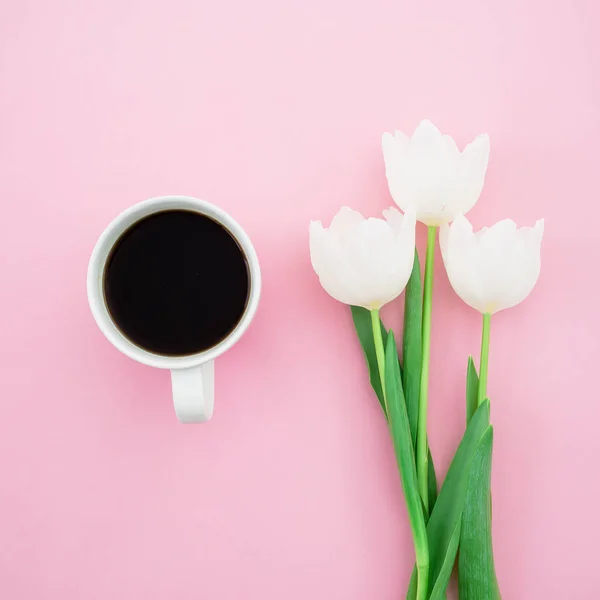 Flores de tulipán y taza de café — Foto de Stock