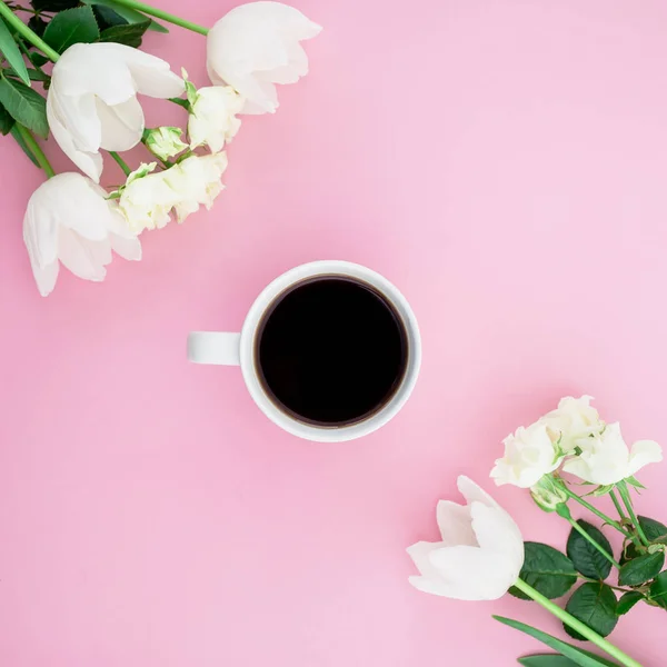 Flores de tulipán y taza de café — Foto de Stock