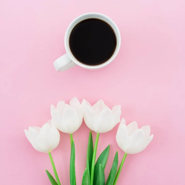Tulipanes y taza de café negro — Foto de Stock
