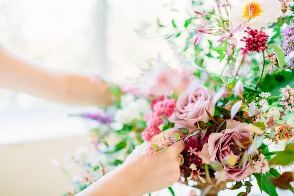 Florista fazendo buquê para casamento . — Fotografia de Stock