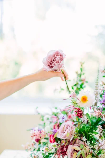 Florist making  bouquet for wedding. — Stock Photo, Image