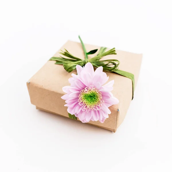 Pembe çiçek ve hediye — Stok fotoğraf