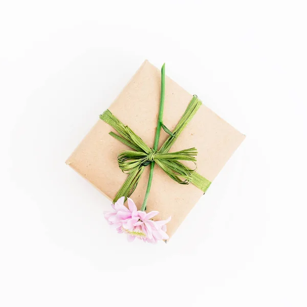 Pembe çiçek ve hediye — Stok fotoğraf