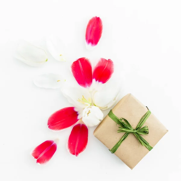 Tulpenblätter und Geschenk — Stockfoto